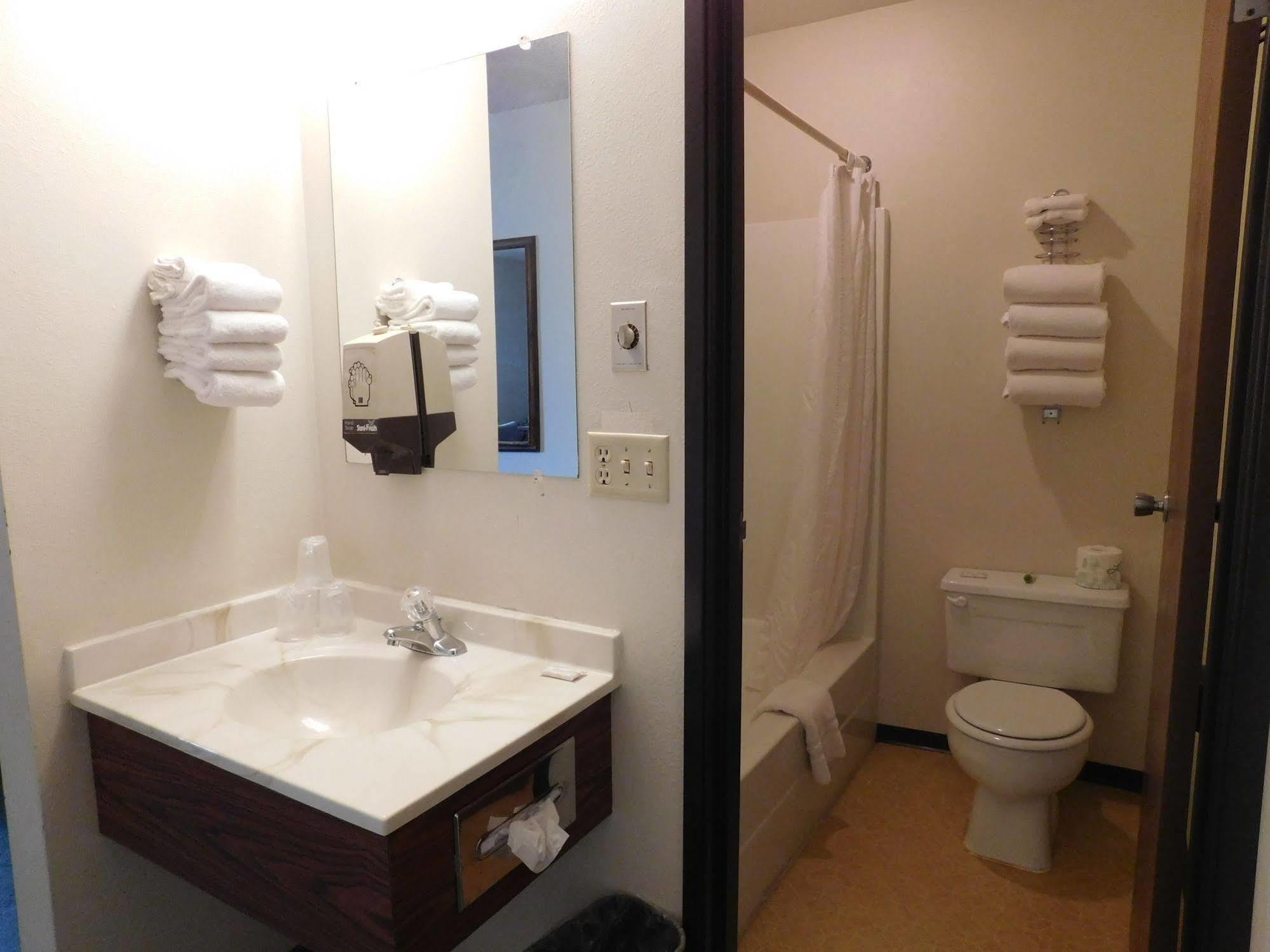 Homestead Inn Wolf Point Bagian luar foto